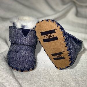 Toms baby shoes Moccasins unisex lightly used
